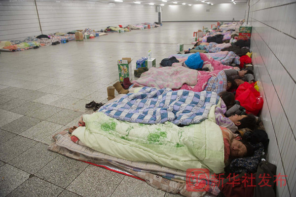 新华社记者陪农民工讨薪冰球突破110小时(图1)