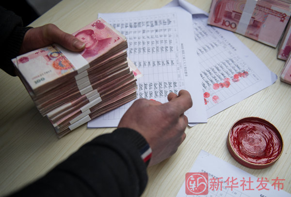 新华社记者陪农民工讨薪冰球突破110小时(图2)