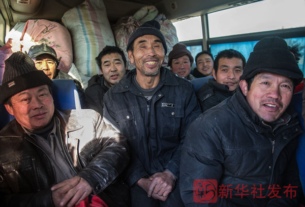 新华社记者陪农民工讨薪冰球突破110小时(图3)
