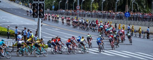 正在张家界的深山里生吞蝗虫冰球突破那个涂指甲油的女人